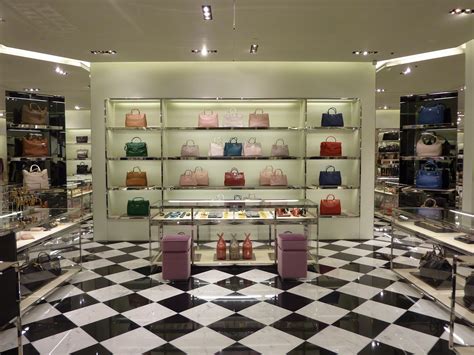 prada negozi nel mondo cento|prada stores near me.